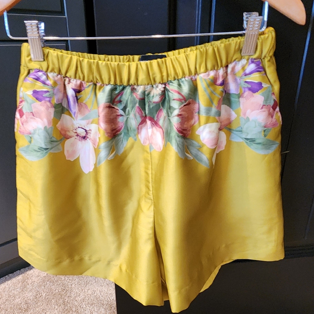 EXPRESS Silky Floral Shirt & Shorts Outfit, Size M - Picture 3 of 12